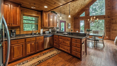 Escape to your cozy Mineral Bluff cabin, just a hop away from Blue Ridge 