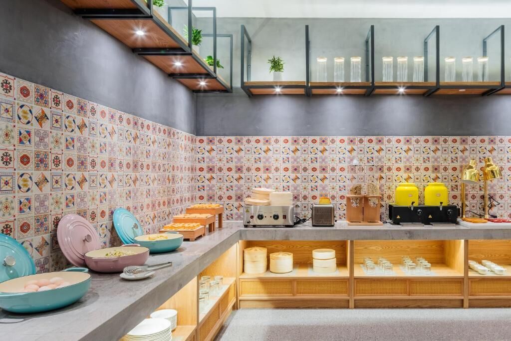 بوفيه فطور مجانًا يوميًا