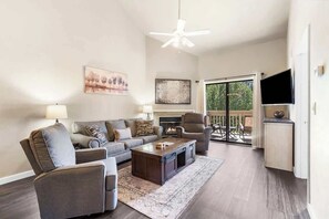 TV - Retreat near Table Rock Lake & SDC W/ Indoor Pool (Branson)