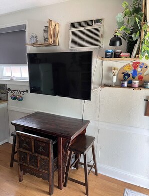 Fridge, oven, stovetop, coffee/tea maker