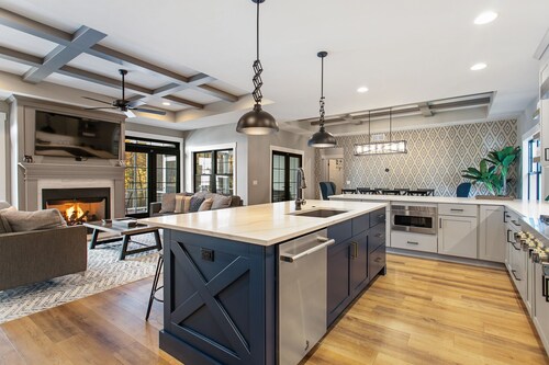 Luxury Property: Private Pool, Hot Tub, Fire Pit and Close to Lake Sunsets