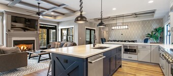 Luxury Property: Private Pool, Hot Tub, Fire Pit and Close to Lake Sunsets
