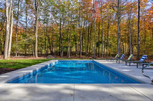 Luxury Property: Private Pool, Hot Tub, Fire Pit and Close to Lake Sunsets