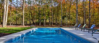 Luxury Property: Private Pool, Hot Tub, Fire Pit and Close to Lake Sunsets