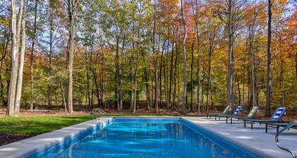 Luxury Property: Private Pool, Hot Tub, Fire Pit and Close to Lake Sunsets