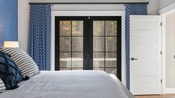 6 quartos, escrivaninha, ferros/tábuas de passar roupa, berço de viagem