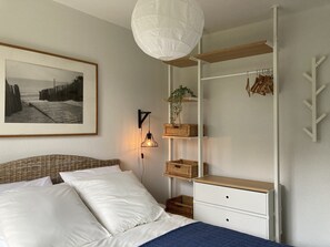 1 quarto, ferros/tábuas de passar roupa, berço de viagem