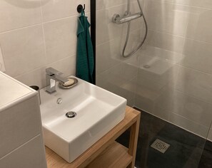 シャワー、ヘアドライヤー、タオル、石鹸