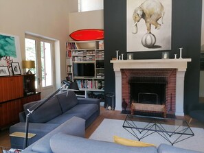 Smart-TV, peis, bordtennis og bøker