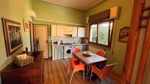 Kühlschrank, Mikrowelle, Herdplatte, Geschirrspüler