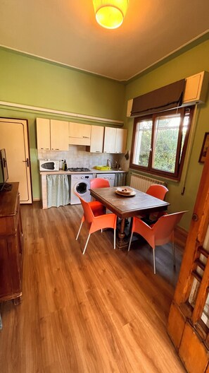 Geladeira, micro-ondas, cooktop, lava-louças
