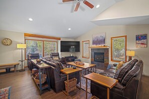 Téléviseur, foyer, table de ping-pong