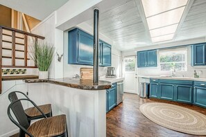 Fridge, microwave, oven, stovetop - Tollhouse Cottage ~ Heart of Shaver (Shaver Lake)