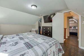 3 bedrooms, iron/ironing board, travel cot, free WiFi - Tollhouse Cottage ~ Heart of Shaver (Shaver Lake)