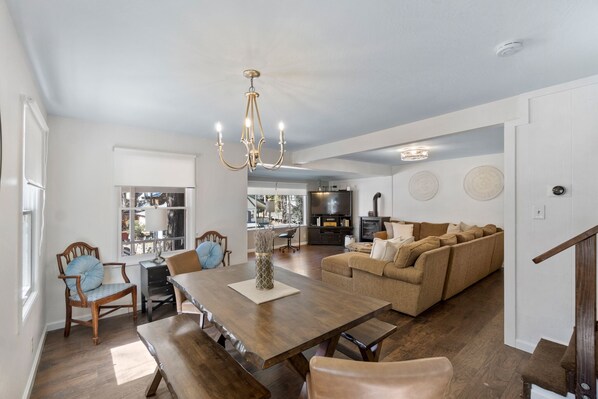 Téléviseur à écran plat, foyer, bureau