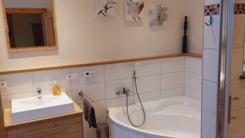 Badewanne, Haartrockner, Handtücher, Toilettenpapier