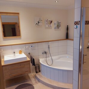 Bathtub, hair dryer, towels, toilet paper - Cozy vacation apartment between Moselle and Rhine, near various dream loops and castles (Brodenbach)