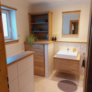 Badewanne, Haartrockner, Handtücher, Toilettenpapier