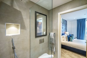 1 slaapkamer, een strijkplank/strijkijzer, internet