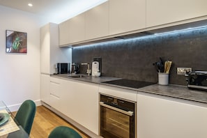 Réfrigérateur, micro-ondes, four, plaque de cuisson