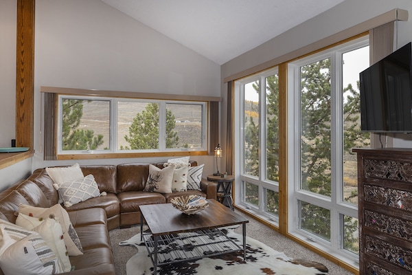 Smart TV, caminetto, libri, impianto stereo