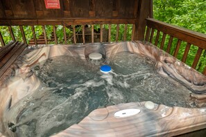 Outdoor spa tub - Cozy Cabin Under 2 Miles from Dollywood, hot tub, heated community pool (Sevierville)