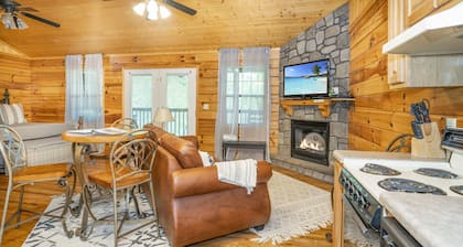 Cozy Cabin Under 2 Miles from Dollywood, hot tub, heated community pool