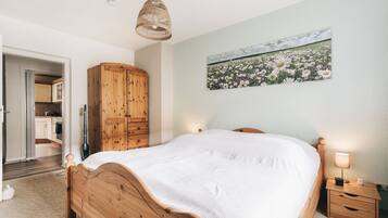 2 dormitoris, planxa i posts de planxar i un bressol de viatge