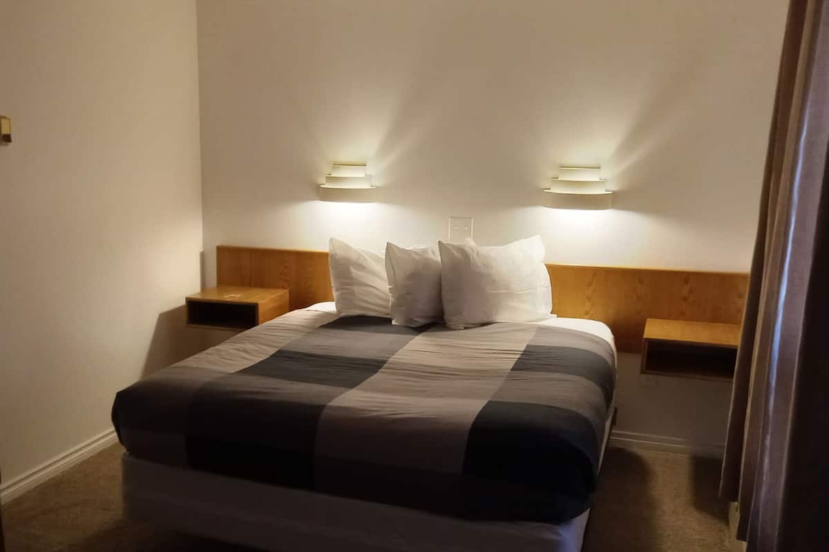 Suite | Free WiFi, bed sheets