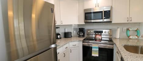 冷蔵庫、電子レンジ、オーブン、コンロ