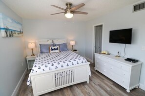 2 bedrooms, iron/ironing board, WiFi, bed sheets - Charming Beach Condo (recently remodeled!) (St. Augustine)