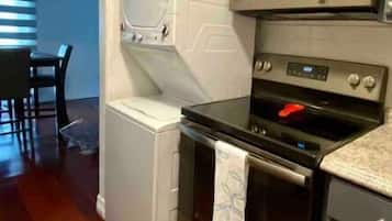 Een koelkast, een magnetron, een oven, een kookplaat