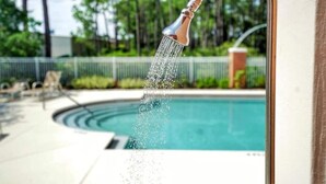 Piscina com torneira moderna jorrando água.