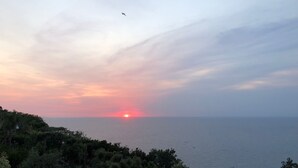 A sunset over the ocean with a clear sky and a view of the sea. - new Apartment - Ischia Garden Suites (Forio)
