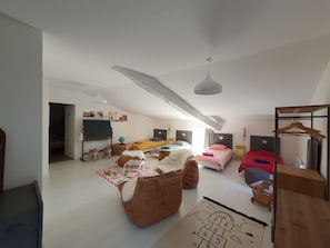 6 Schlafzimmer, Schreibtisch, Bügeleisen/Bügelbrett, Reisekinderbett