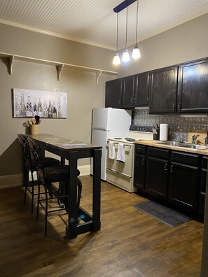 Réfrigérateur, micro-ondes, plaque de cuisson, grille-pain