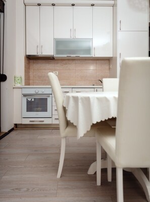 Fridge, oven, stovetop, dishwasher