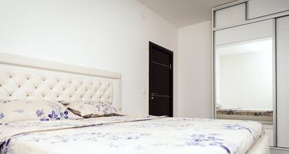 Tropical Paradise in a 1BR APT 5 min to Sand Beach