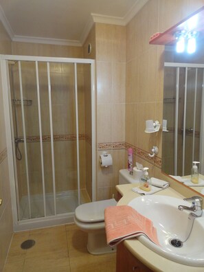 Tina, secadora de cabello, bidet, toallas 