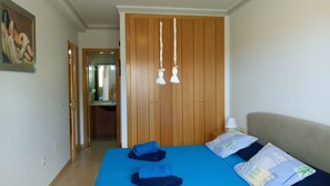 2 habitaciones, tabla de planchar con plancha y cuna de viaje 