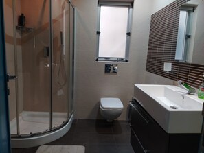 Combined shower/bathtub, hair dryer, towels, toilet paper - Spacious Apartment Near University of Malta (Msida)