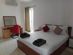 3 bedrooms, iron/ironing board, WiFi, bed sheets - Spacious Apartment Near University of Malta (Msida)