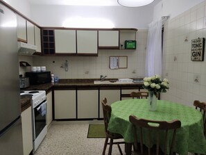 Fridge, microwave, oven, stovetop - Spacious Apartment Near University of Malta (Msida)