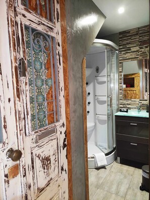 Hair dryer, towels, soap, toilet paper - Ruby Charm Houses 9 116352/AL (Porto)