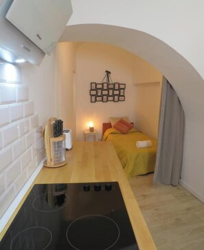 2 bedrooms, soundproofing, WiFi, bed sheets