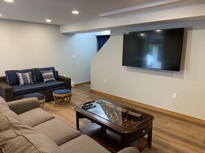 Smart TV, chimenea, videojuegos y futbolito 