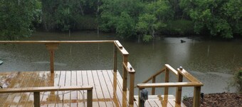 Charming Riverside Home w/ Deck and Fishing. 15 minutes to STP and Bechtel.
