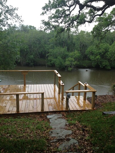Charming Riverside Home w/ Deck and Fishing. 15 minutes to STP and Bechtel.