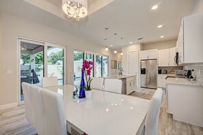 Fridge, microwave, oven, stovetop - Contemporary, Downtown location, Pool, Spa & Sauna, very close to Beaches (Sarasota)