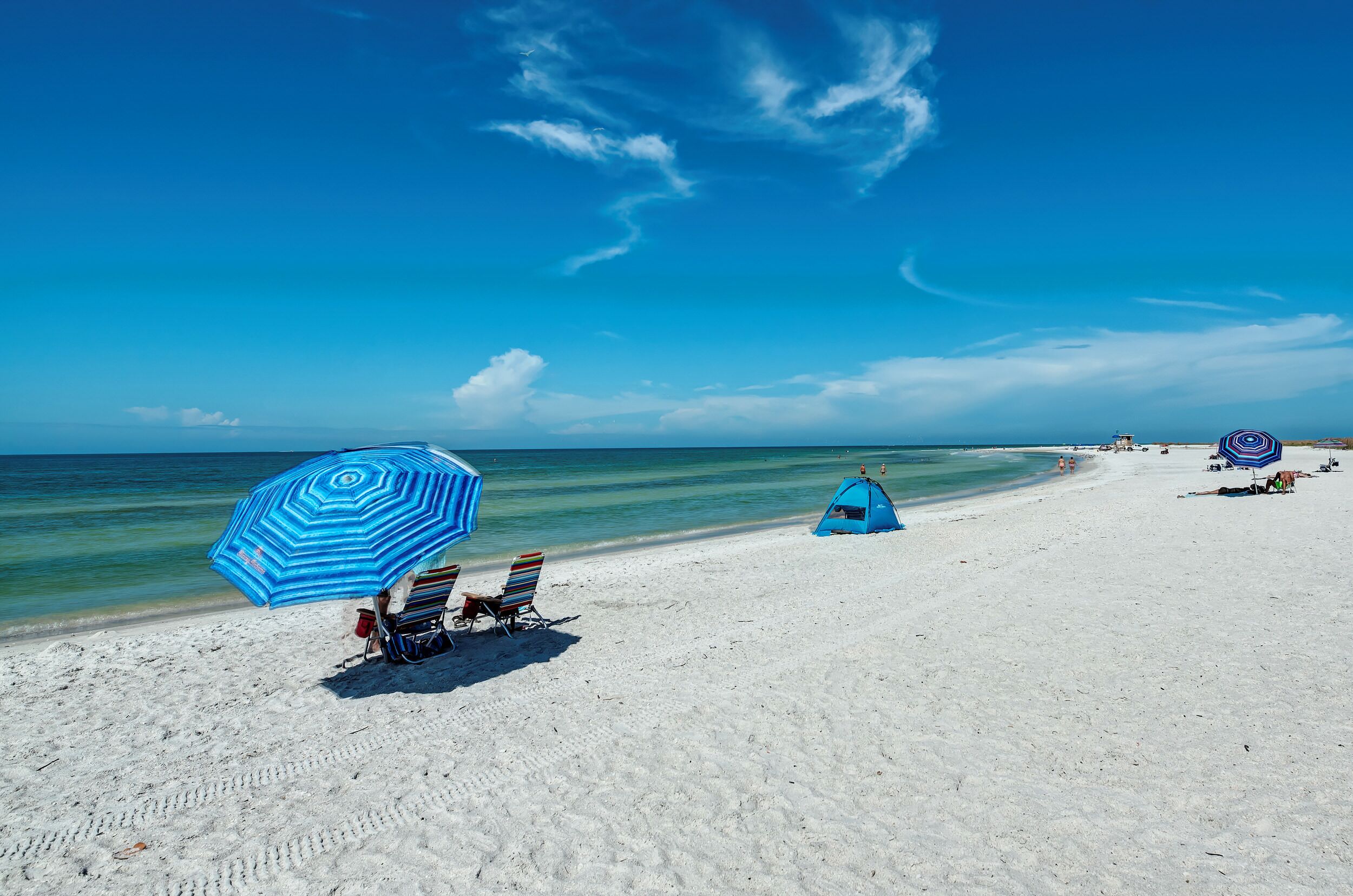 Beach nearby, sun-loungers, beach towels
